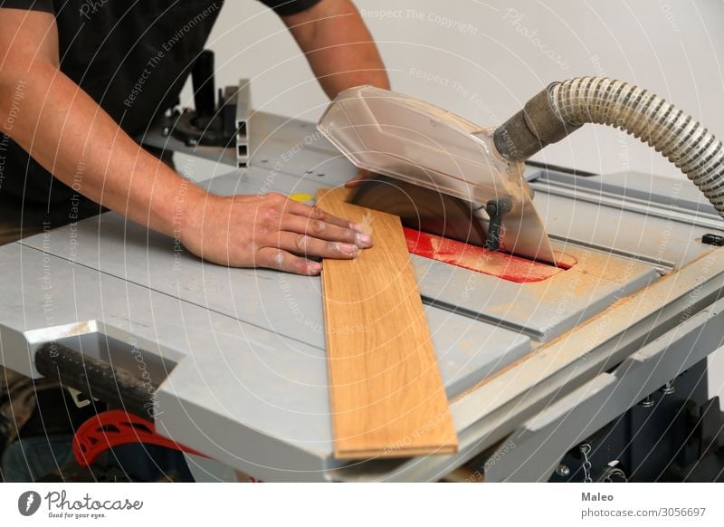Der Arbeiter schneidet das Parkett auf einer Kreissäge Holzbrett Tischler Baustelle Industrie Industriefotografie Säge Stichsäge Handwerk Arbeitsgeräte Werkzeug