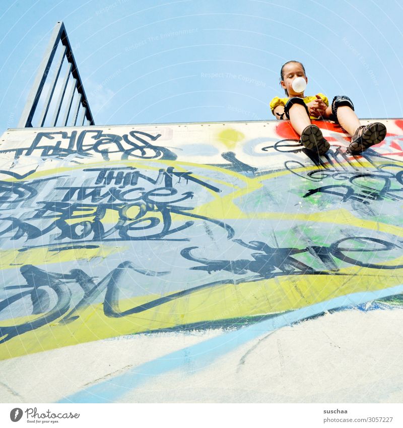kurze pause Sport Kind Mädchen Sportler Kindheit Spielen Freizeit & Hobby anstrengen Freude Pause Erholung ausruhend sitzen Halfpipe Graffiti Knieschoner Schutz