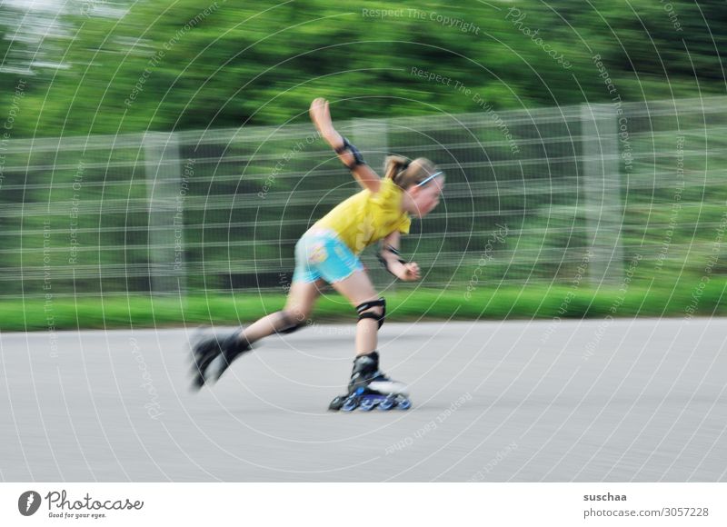 sportlerin Sport Kind Mädchen Sportler Kindheit Spielen Freizeit & Hobby anstrengen Freude Knieschoner Schutz Sportpark Inline skates rennen Geschwindigkeit