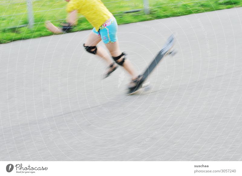 vor dem fall ist nach dem fall Sport Kind Mädchen Sportler Kindheit Spielen Freizeit & Hobby anstrengen Freude Knieschoner Schutz Sportpark Skateboarding fallen