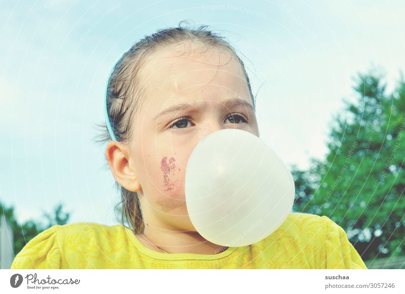 ein bisschen geht noch .. Kind Mädchen Kindheit dreckig Gesicht Kaugummi Kaugummiblase Wange Glück Zufriedenheit Aktion Spielen Außenaufnahme Pause