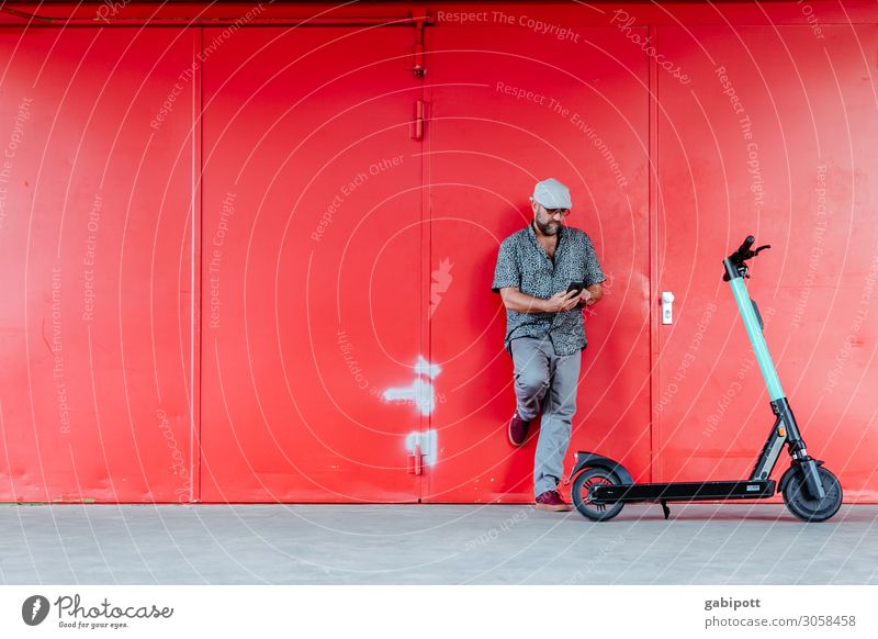 Mann vor roter Wand mit E-Roller Lifestyle kaufen sportlich Leben maskulin Erwachsene 1 Mensch 45-60 Jahre Verkehrsmittel Verkehrswege Fußgänger Wege & Pfade