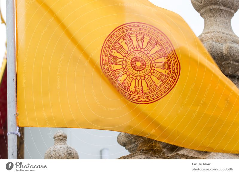 Buddhist Flag Hanoi Vietnam Tempel Fahne Zeichen Ornament gelb Farbfoto Außenaufnahme Tag