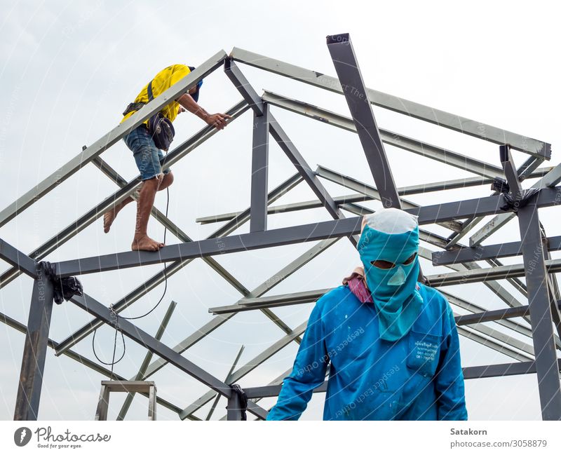 Arbeiter, die auf der Baustelle arbeiten, um ein Haus zu bauen. Hausbau Arbeit & Erwerbstätigkeit Werkzeug Mann Erwachsene Körper Kopf 2 Mensch 45-60 Jahre