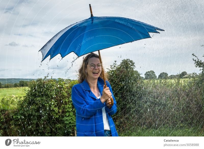Mit Schirm, Charme... | und Spaß im Regen, lachende Frau mit blauen Regenschirm Junge Frau Jugendliche 1 Mensch Landschaft Pflanze Wassertropfen Himmel Wolken