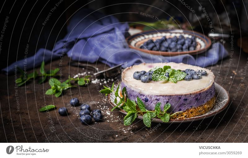 Heidelbeerkuchen auf dunklem Küchentisch Lebensmittel Frucht Kuchen Dessert Ernährung Geschirr Design Tisch Vegane Ernährung Hintergrundbild blueberries