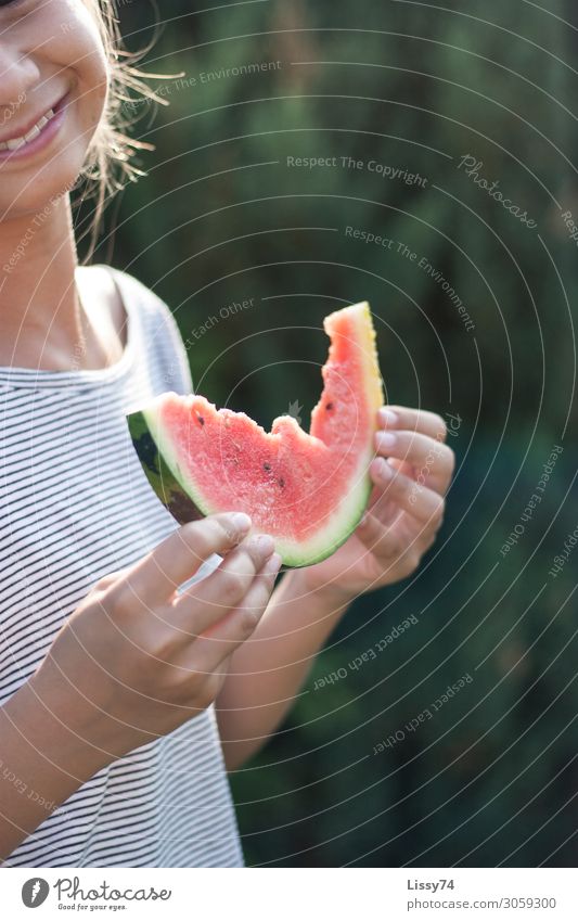 summertime Lebensmittel Frucht Melonen Ernährung Essen Gesundheit Kindererziehung Mensch Mädchen Hand 1 8-13 Jahre Kindheit genießen Lächeln lachen frech