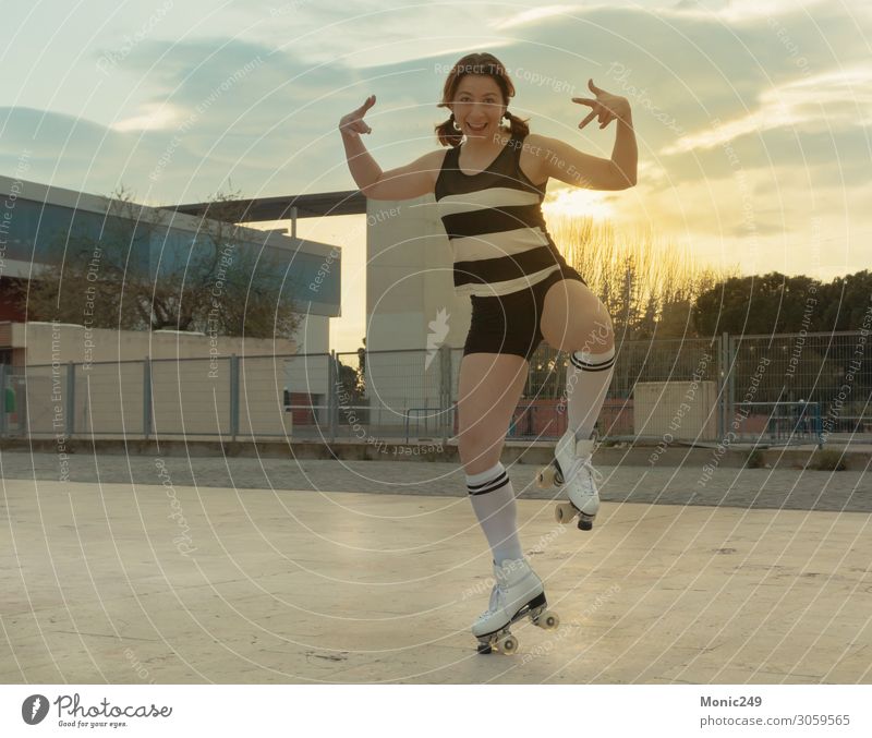 Frau beim Schlittschuhlaufen und Spaß auf der Straße haben Lifestyle Stil Freude Glück schön Freizeit & Hobby Freiheit Sport Tanzen Erwachsene Körper 1 Mensch