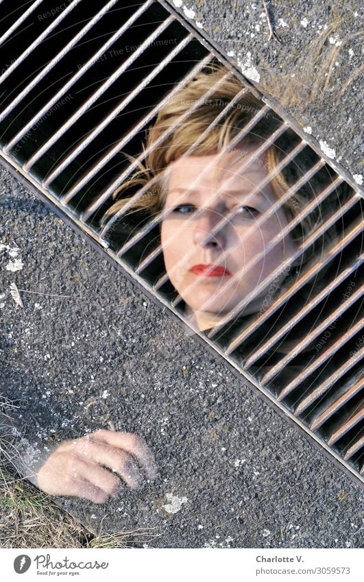 Hinter Gittern feminin Frau Erwachsene Gesicht Hand 1 Mensch 45-60 Jahre Abfluss blond Beton Metall beobachten berühren fallen festhalten Traurigkeit