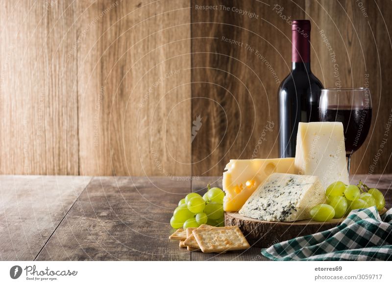 Sortiment an Käse und Wein auf Holztisch. Lebensmittel Gesunde Ernährung Foodfotografie Getränk Alkohol Flasche Französisch Feinschmecker Blauschimmelkäse blau