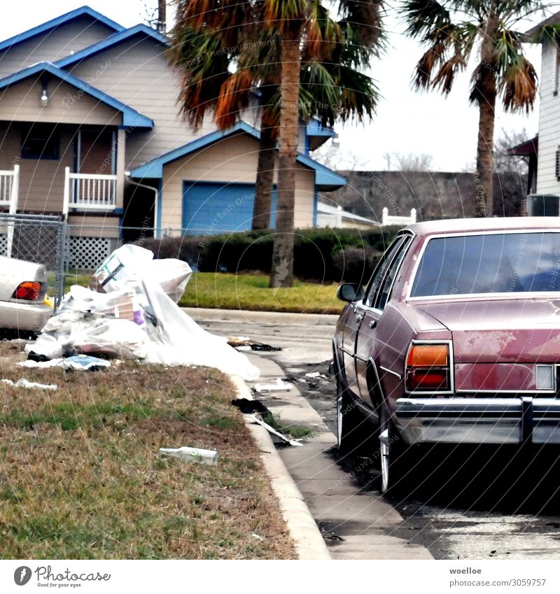 After the Storm Galveston USA Texas Amerika Einfamilienhaus Straße PKW Oldtimer Limousine Müll Sperrmüll dreckig kaputt Verfall Vergänglichkeit verwüstet Sturm