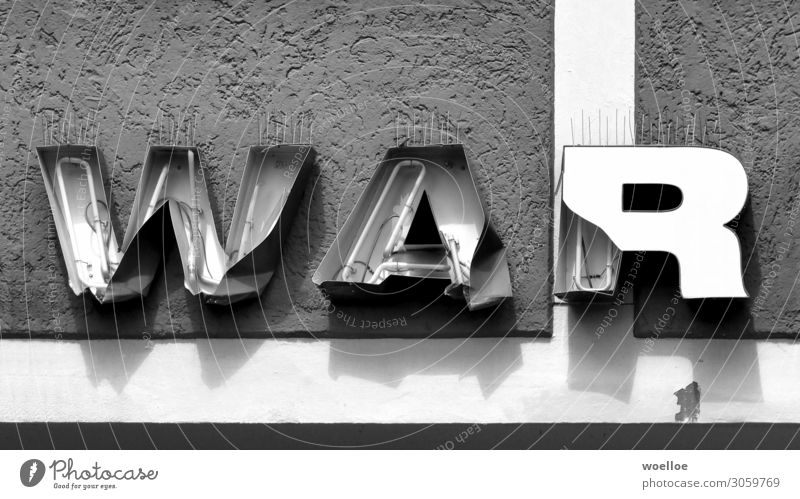 Krieg oder Vergangenheit? Mauer Wand Fassade Leuchtreklame Beton Glas Metall Schriftzeichen Schilder & Markierungen Wort Wortspiel kaputt Buchstaben