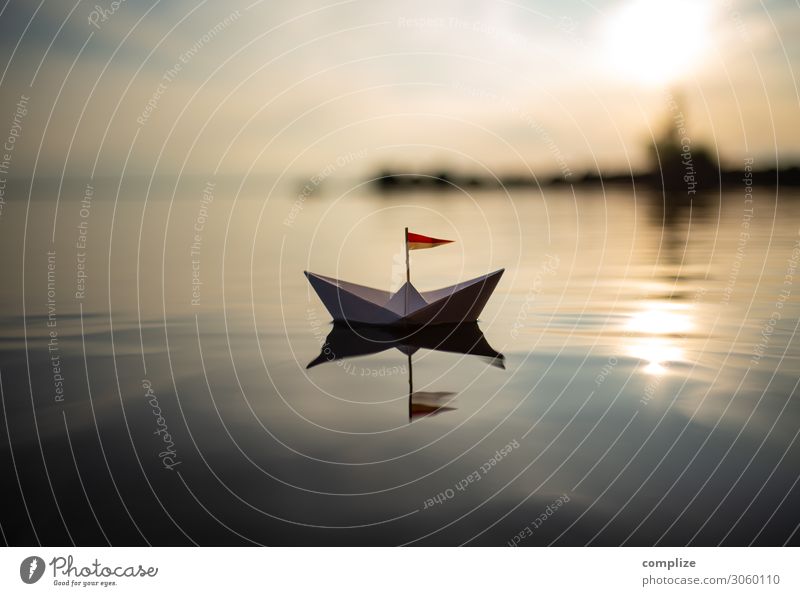 Ruhiges Fahrwasser . Papierboot auf einem See Papierschiff Reise ruhe... wellness entspannung urlaub friedlich see strand hafen +segelboot segeln lebensweg