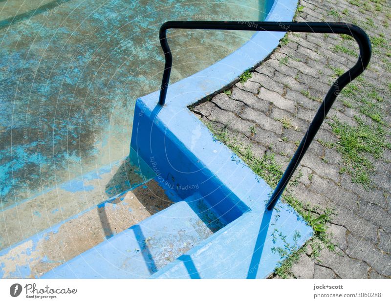 Handlauf zum verlassenen Schwimmbecken lost places Neukölln Schwimmbad Treppe Treppengeländer Pflastersteine Beton geschwungen dreckig trocken unten blau