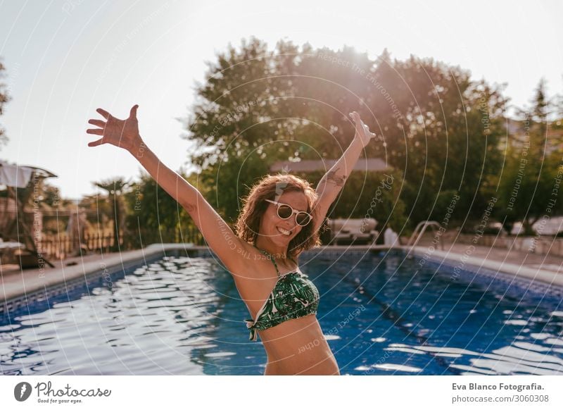 junge schöne Frau, die sich am Swimmingpool entspannt. Lifestyle Stil Freude Körper Gesicht Erholung Spa Schwimmbad Freizeit & Hobby Ferien & Urlaub & Reisen