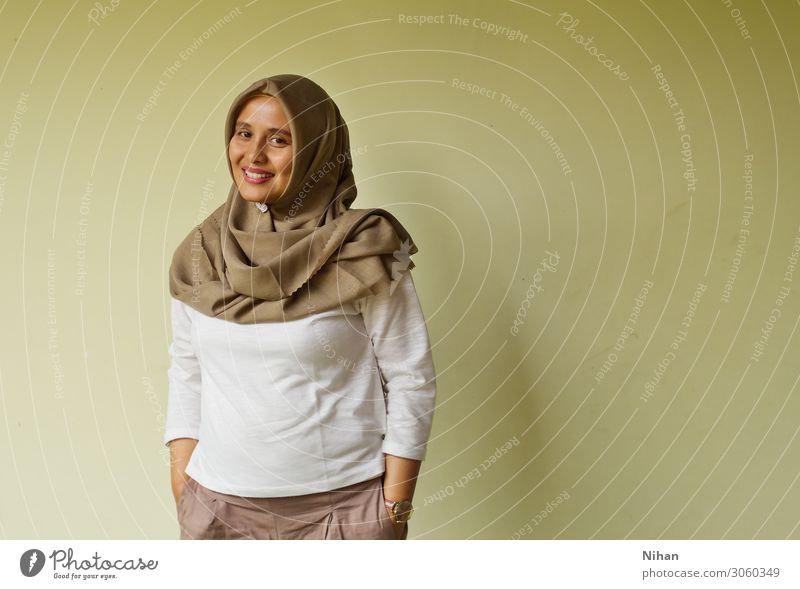 Lächelndes Hijaber Mensch feminin Frau Erwachsene 1 30-45 Jahre Hemd Armbanduhr stehen Freundlichkeit Fröhlichkeit schön weiß Menschlichkeit Gelassenheit