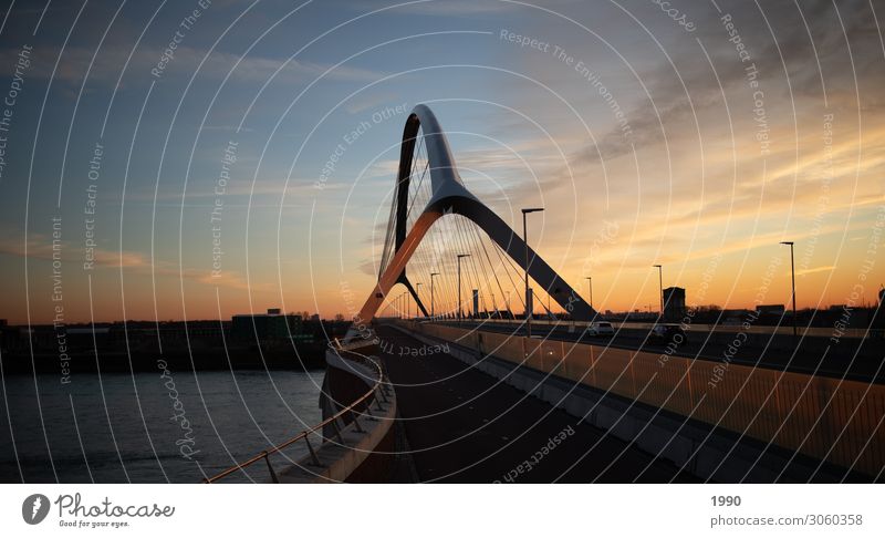 Holländische Brücke bei Sonnenuntergang Landschaft Luft Wasser Himmel Schönes Wetter Flussufer Nimwegen Niederlande Stadt genießen Blick Glück modern positiv