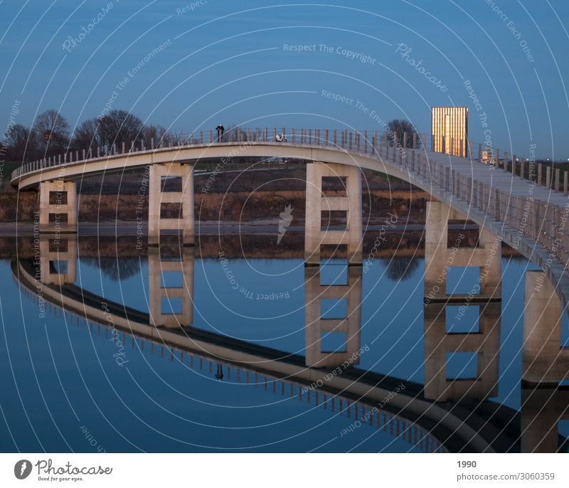 Brücke mit Spiegel Natur Sonnenaufgang Sonnenuntergang Nimwegen Niederlande Europa Stadt Stadtrand Architektur modern blau Farbfoto Außenaufnahme Menschenleer