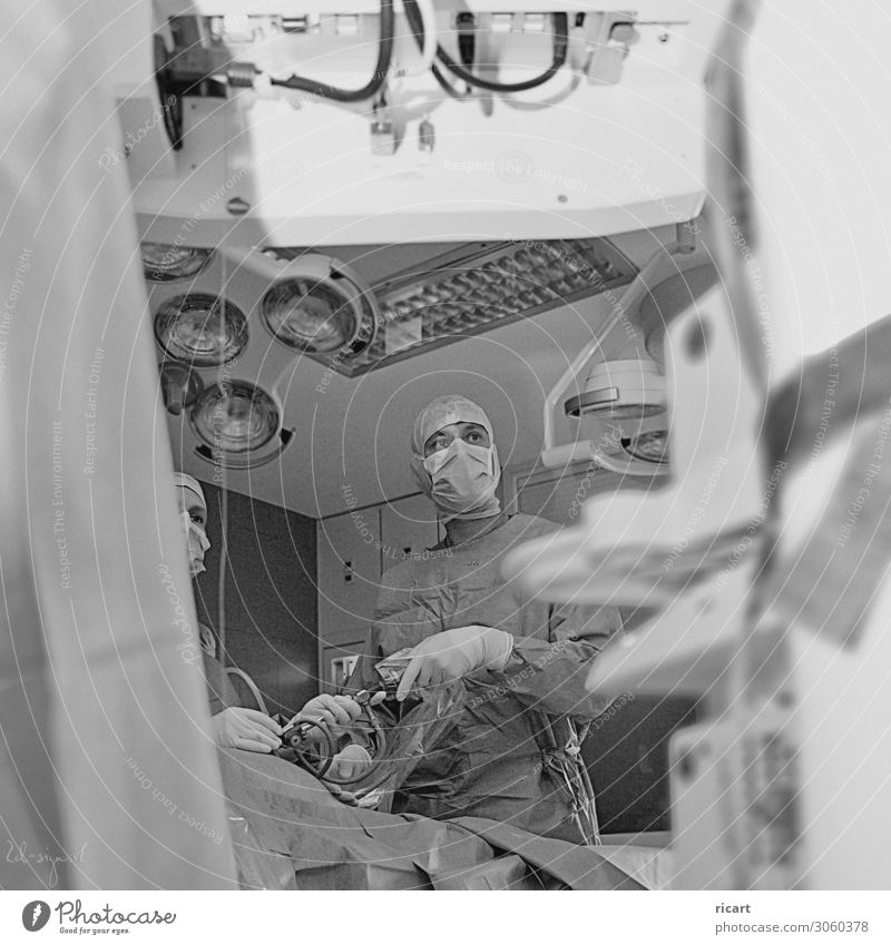 Laparoskopie Arzt Krankenhaus Gesundheitswesen Videokamera maskulin feminin Erwachsene 2 Mensch 30-45 Jahre Arbeitsbekleidung OP-Kleidung Team Schwarzweißfoto