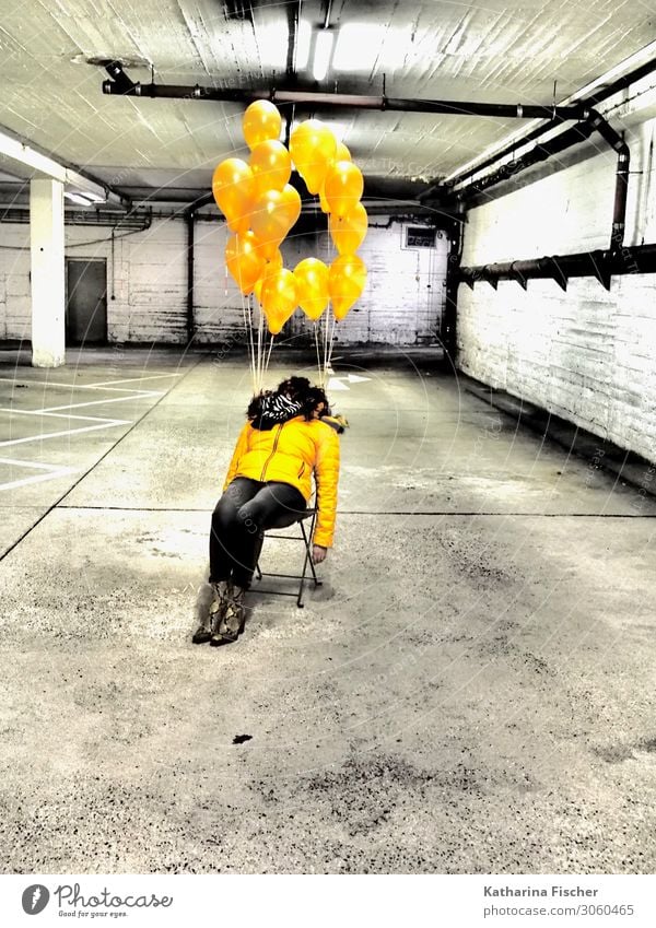 gelbe Ballons 1 Mensch Parkhaus Schilder & Markierungen sitzen gold grau schwarz weiß Erschöpfung Stuhl Luftballon Garage Frau Stiefel Jeansstoff Farbfoto