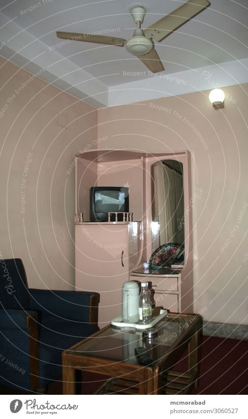 Rauminnenraum Lifestyle Möbel Sofa Tisch Spiegel Fernsehen ästhetisch elegant Innenbereich Innerhalb (Position) im Inneren intern möbliert ausgestattet