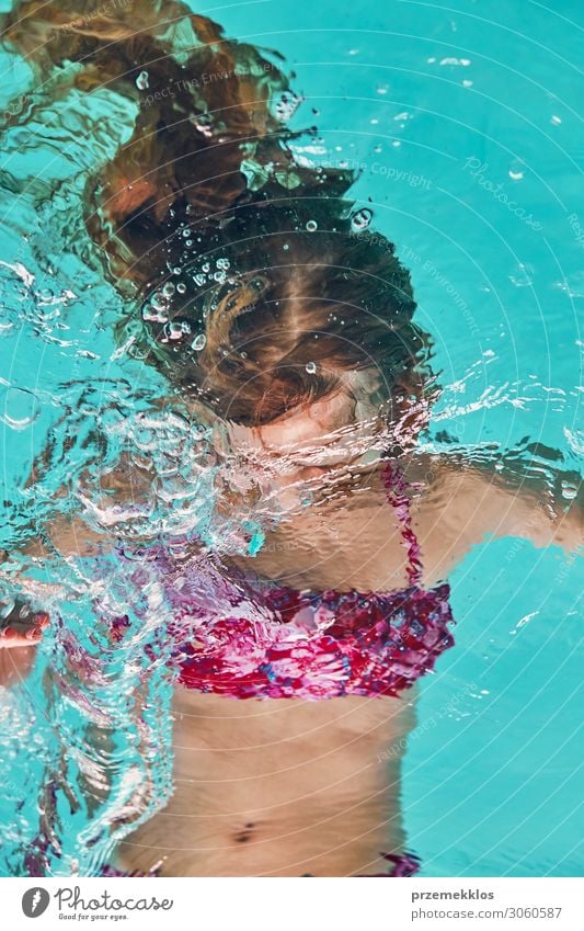 Junge Frau, die in Wasser eintaucht. Lifestyle Freude Glück schön Körper sportlich Wellness Leben Wohlgefühl Erholung Spa Schwimmbad Schwimmen & Baden