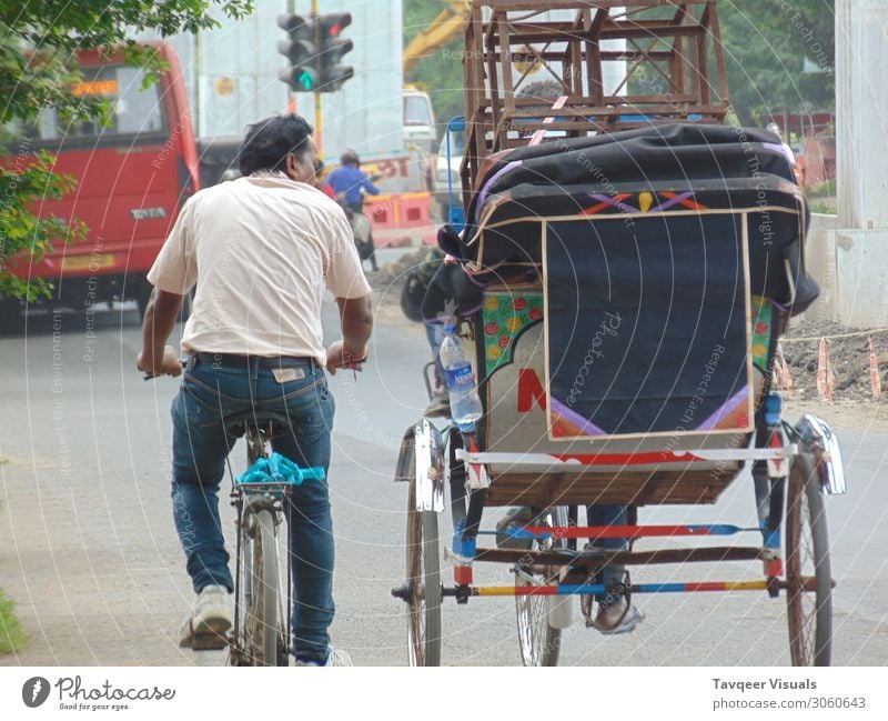 Freundschaft Mensch Erwachsene Senior Umwelt Erde Stadt Verkehr alt Arbeit & Erwerbstätigkeit Armut Gefühle Glück Fröhlichkeit Beginn Menschen reich Indien