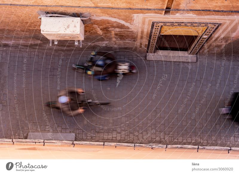 Motorräder in der Medina von Marrakesch Verkehr enge Haus Gasse Menschen Marokko Stadt