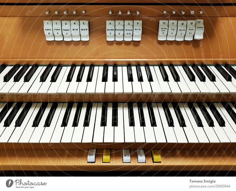 Pfeifenorgel Frontalaufnahme, Tastatur Nahaufnahme Kunst alt Tasteninstrumente Schlüssel Orgel Röhren paarweise Register zwei Tastaturen frontal Vorderansicht