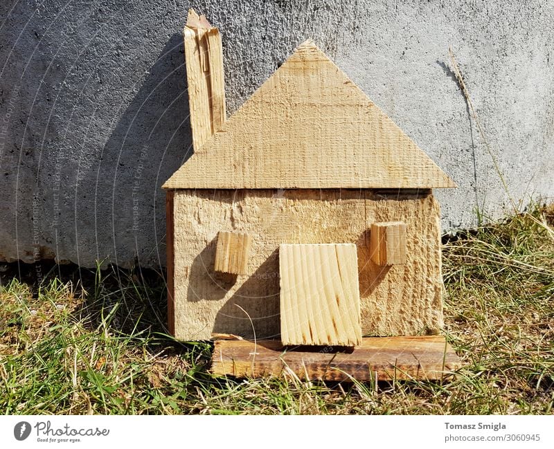 Handgefertigtes Holzhaussymbol, Do it yourself Konzept Design Haus Handwerk Natur Gras Gebäude Architektur Spielzeug bauen frisch klein natürlich Sauberkeit