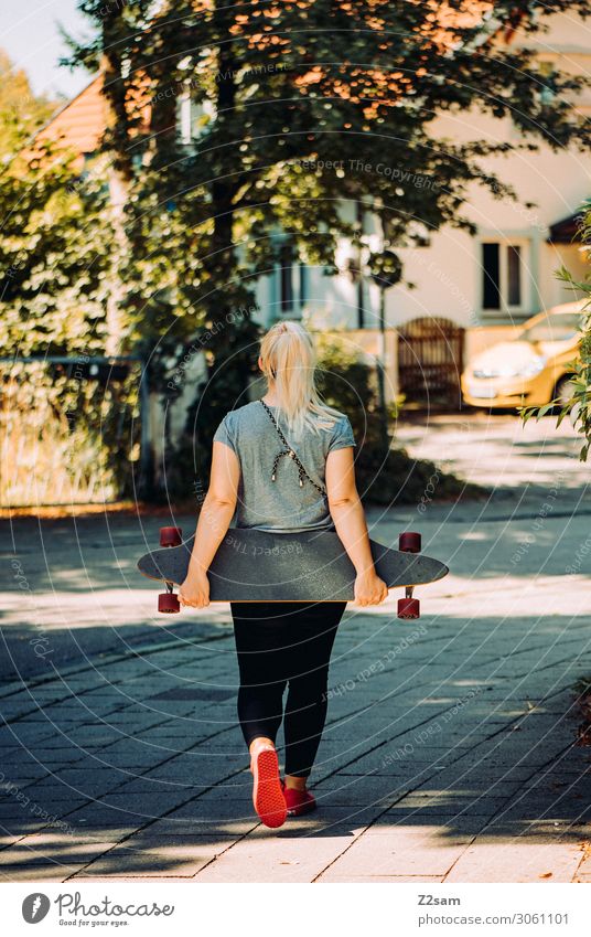 Skaterin in der City Lifestyle Stil Freizeit & Hobby Sommer Skateboard Longboard Junge Frau Jugendliche 18-30 Jahre Erwachsene Schönes Wetter Baum Sträucher