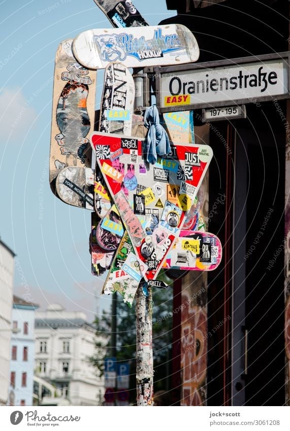 Kunst der Straße Straßenkunst Kreuzberg Verkehrszeichen Verkehrsschild Straßennamenschild Sammlung Etikett Schriftzeichen außergewöhnlich einzigartig trashig