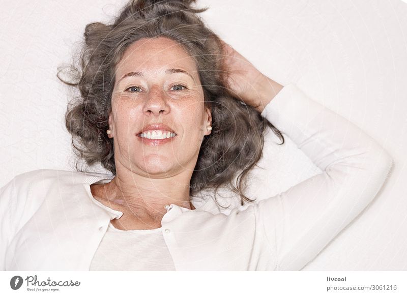 reife Frau im entspannenden Moment III Lifestyle Glück Leben Erholung Schlafzimmer Ruhestand Mensch feminin Erwachsene Weiblicher Senior Kopf Haare & Frisuren