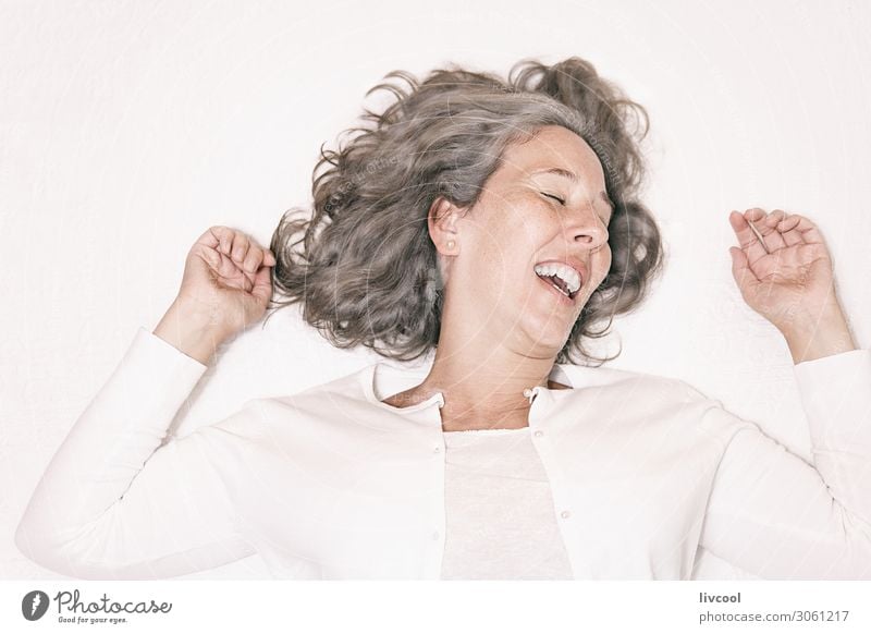 reife Frau im entspannenden Moment IV Lifestyle Glück Leben Erholung Schlafzimmer Ruhestand Mensch feminin Erwachsene Weiblicher Senior Kopf Haare & Frisuren