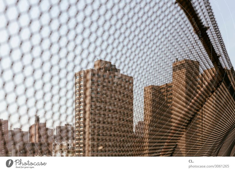 hinterm zaun Himmel New York City Menschenleer Hochhaus Architektur Zaun trist Stadt Angst gefährlich bedrohlich Schutz Sicherheit Verbote gefangen Barriere