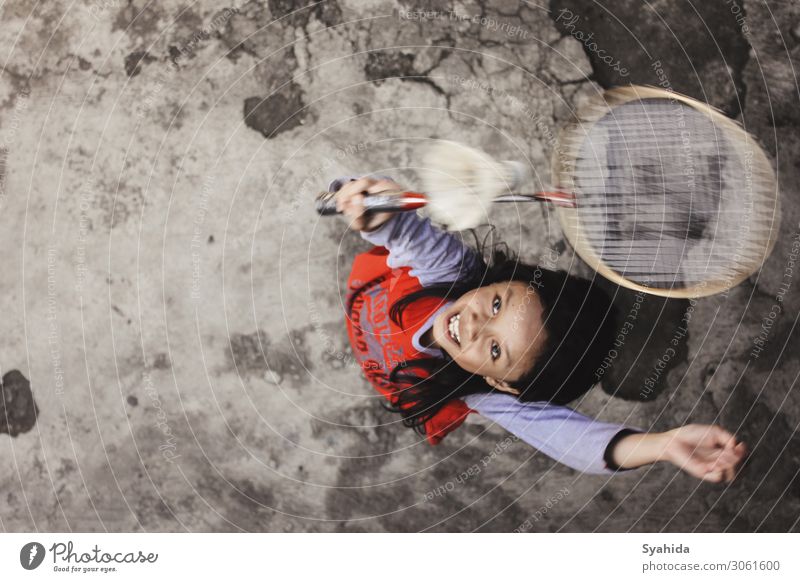 Mädchen beim Springen Spielen von Badminton Mensch Kind 1 8-13 Jahre Kindheit sportlich springen Sport Farbfoto Außenaufnahme Luftaufnahme Textfreiraum rechts