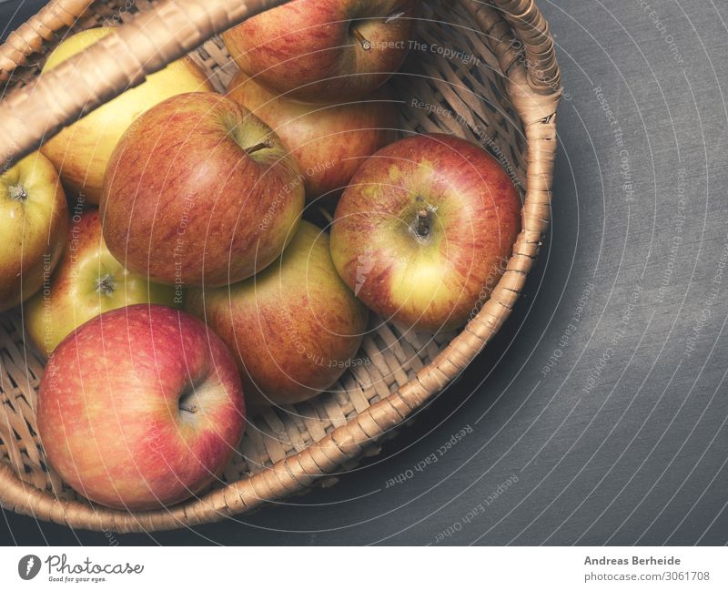 Fresh organic apples in a basket Apfel Gesunde Ernährung Sommer lecker sauer self supply chalkboard blackboard copy space cultivation Vegane Ernährung freshness