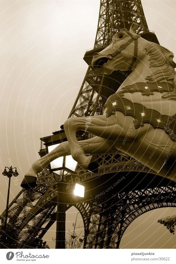 Paris en octobré Tour d'Eiffel Laterne Architektur hoch