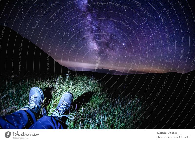 Milchstraße beim Wandern in den Alpen Fuß Natur Landschaft Nachthimmel Stern Sommer Berge u. Gebirge Schuhe Wanderschuhe beobachten entdecken Erholung glänzend