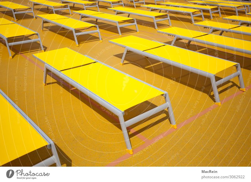 Sonnenliegen Erholung ruhig Ferien & Urlaub & Reisen Tourismus Kreuzfahrt Sommer gelb Liegestuhl aufgereiht nebeneinander hintereinander Menschenleer Farbfoto