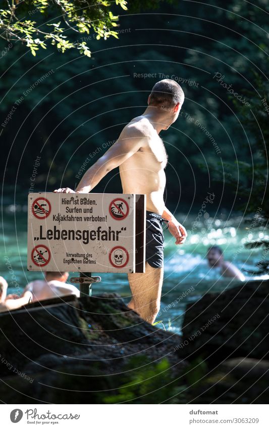 Lebensgefahr maskulin Körper 1 Mensch Natur Wasser Sommer Schönes Wetter Wärme Park Bach Fluss München Englischer Garten Eisbach Schwimmbad Sehenswürdigkeit