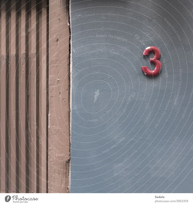 Beitrag zum 3. Advent Stadt Haus Gebäude Fassade Hausnummer Ziffern & Zahlen authentisch einzigartig Originalität trist grau rot Kommunizieren Ordnung planen