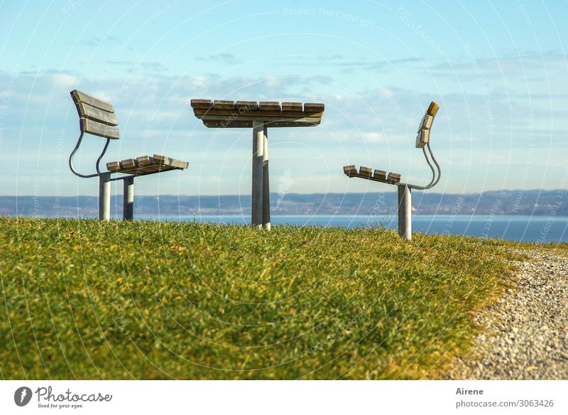 unverrückbar Ausflug Möbel Stuhl Tisch Gartenmöbel Picknick Rastplatz Aussicht beobachten sitzen warten blau grün ruhig Sehnsucht Fernweh Einsamkeit Erholung