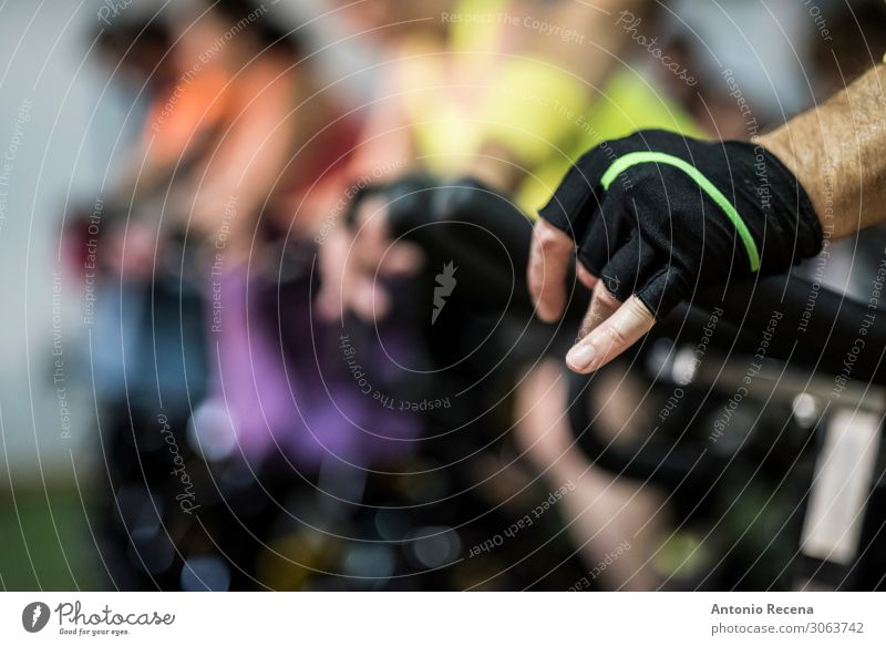 anonymer Mann beim Spinnen im Fitnessstudio Lifestyle Freizeit & Hobby Sport Technik & Technologie Frau Erwachsene Menschengruppe Armbanduhr Bewegung sportlich