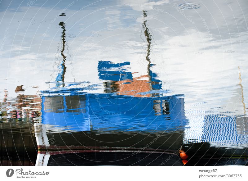 unscharf | Geisterschiff Fischerboot Hafen verkaufen maritim blau Wasserfahrzeug Kahn Spiegelbild ankern Fischverkäufer Wismar Unschärfe Farbfoto mehrfarbig