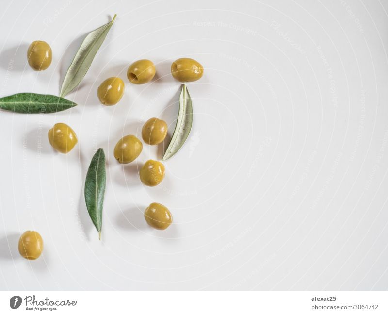 Entsteinte Oliven und Blätter auf weißem Hintergrund mit Kopierraum Gemüse Frucht Vegetarische Ernährung schön Menschengruppe Natur Pflanze Blatt frisch lecker