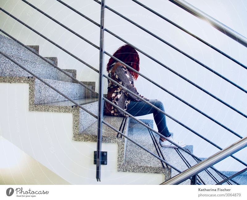 Frau sitzend im Treppenhaus feminin 1 Mensch braun grau violett rot schwarz weiß Enttäuschung Einsamkeit Erschöpfung Jacke Jeansstoff rothaarig Farbfoto