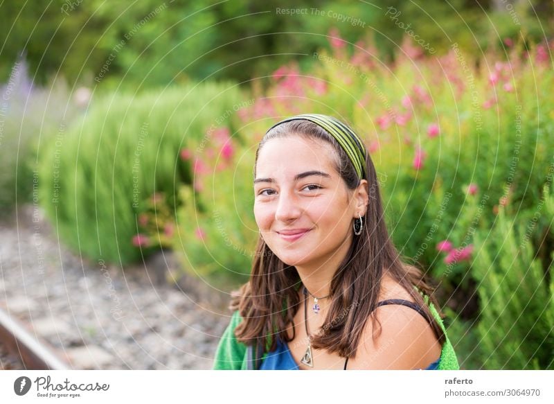 Porträt einer selbstbewussten jungen Frau Freude Glück schön Zufriedenheit Freizeit & Hobby Freiheit Sommer feminin Mädchen Junge Frau Jugendliche Erwachsene 1