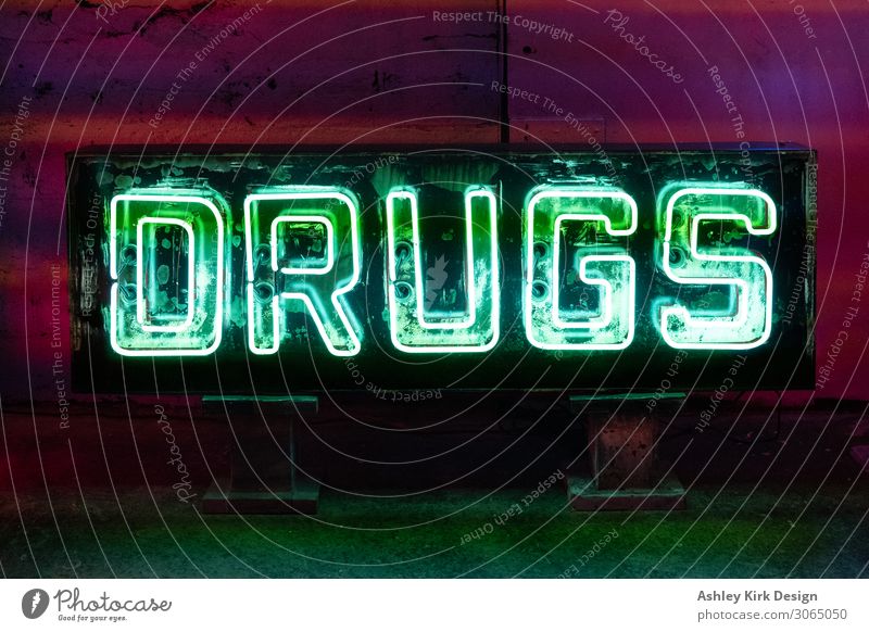 Drogen Rauschmittel Drogerie Drogensucht Drogenkonsument Drogenhandel Leuchtreklame neonfarbig dunkel Nachtleben Nachtclub Pharma Produktion Pharmazie Zeichen