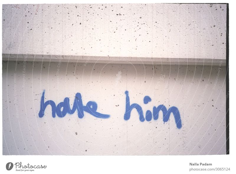 I/ U/ We/ They/ Don't... Mauer Wand Beton Schriftzeichen Graffiti Aggression blau weiß Wut Ärger Feindseligkeit Frustration Hass Partnerschaft Konflikt & Streit